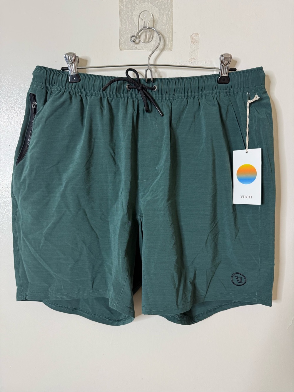 Vuori Men’s Elevate Kore Short Lined 7" Hemlock | Green. V382 Size Large